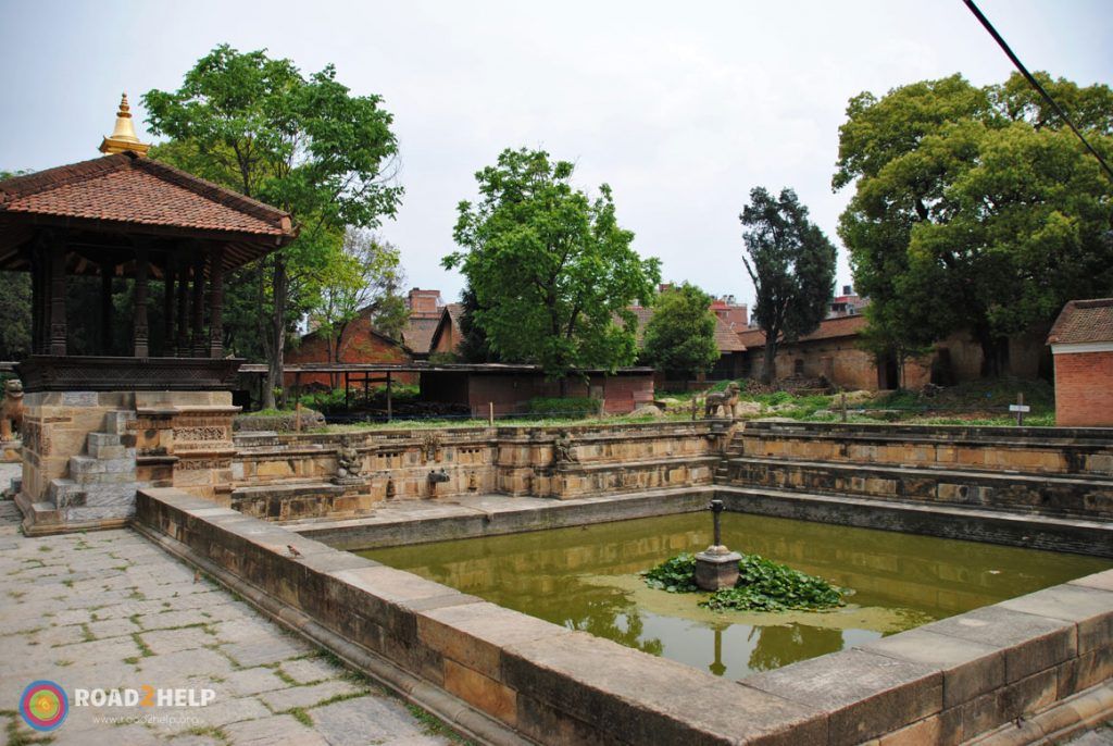 Jardines del museo religioso en la plaza Durbar de Patán