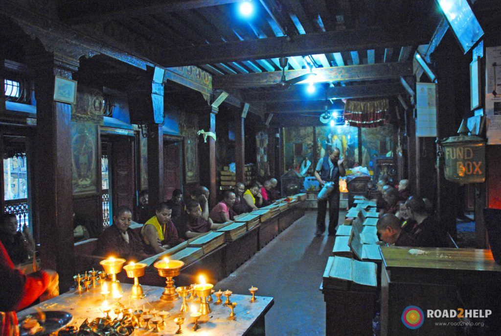 Monjes recitando mantras en el interior del Templo Dorado de Patán