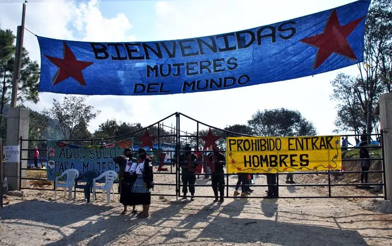 Cartel de bienvenida al encuentro de mujeres que luchan