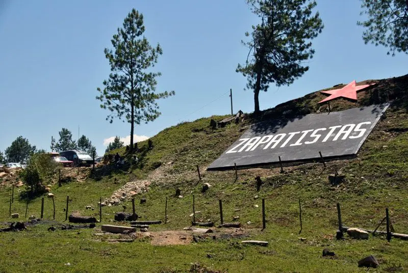 Cartel zapatista en las montañas de Chiapas
