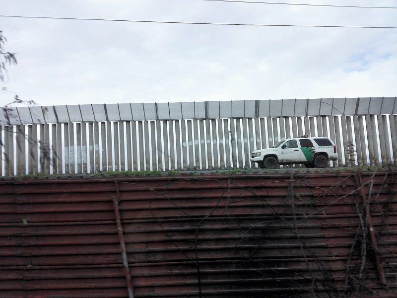 Policía patrullando el muro en Tijuana