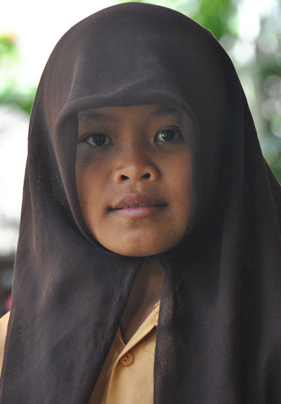 Niña indonesia con hiyab