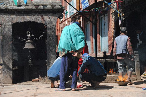 Hinduistas realizando un sacrificio