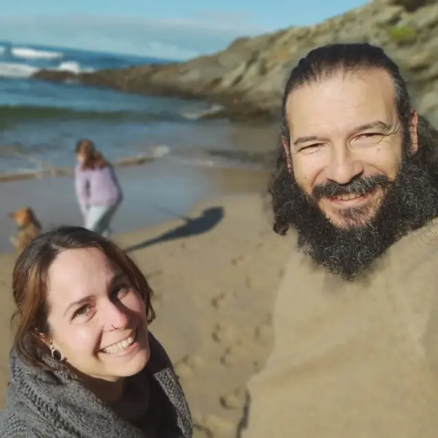 👋 Hace mucho que no sabéis nada de nosotras.

El tiempo ha pasado, la vida ha cambiado y muchas veces hemos tenido la tentación de aparecer por aquí, de contaros, de compartir…

Pero todo era tan nuevo, tan frágil, tan íntimo, que elegimos el silencio. 
Elegimos el cuidado. 
Elegimos vivirlo primero nosotras, con todos sus matices.

Hoy, después de mucho tiempo, sentimos que ya estamos listas para contaros algo muy importante.

Hemos adoptado a una niña 🤯

Tiene diez años, es española y viene con una historia cargada de heridas. Una mochila emocional inmensa, llena de traumas, de ausencias, de duelos invisibles…

Y desde hace un tiempo, somos su hogar.

No podemos compartir muchos más detalles para proteger su intimidad, pero sí podemos deciros que está siendo una experiencia profundamente transformadora.

Hay días muy duros. 
Momentos en los que sentimos que no llegamos, que no sabemos, que no podemos.

Y también hay días preciosos. 
Pequeños gestos que lo cambian todo. 
Una risa. Un abrazo que no se pedía. Una mirada que empieza a confiar.

Estamos aprendiendo a acompañarla. 
A sostener su caos sin entrar en él. 
A amar sin esperar nada a cambio. 
A construir un hogar seguro desde cero.

En estos últimos años nos hemos ido alejando del ruido.

Vivimos en una mini aldea en las montañas de Asturias, rodeadas de prados verdes, vacas, silencio y cielo.

Aquí pasamos los días con nuestra hija, nuestra gata y nuestro perro. 

Y también con nuestros proyectos personales: David sigue con sus páginas web en @davealien y yo acompaño procesos del alma en @astroterapia_creativa

Ya no intentamos cambiar el mundo.  Ahora ponemos toda nuestra energía en cuidar lo pequeño, lo que tenemos cerca.

Nuestra familia. Nuestro presente. Nuestro metro cuadrado.

Y aunque llevábamos mucho sin compartir, sentimos que este es el momento. 

Porque hay algo más que queremos contaros… 

Pero no hoy.

Hoy solo queríamos abrazaros. Deciros que seguimos aquí.

Que la vida nos ha cambiado por completo. 

Y que muy pronto, habrá otra gran noticia.

Gracias por acompañarnos siempre y seguir ahí.

Os mandamos un abrazo gigante.

#vivirviajando #blogdeviajes #lavidaenfurgo #americaenfurgo