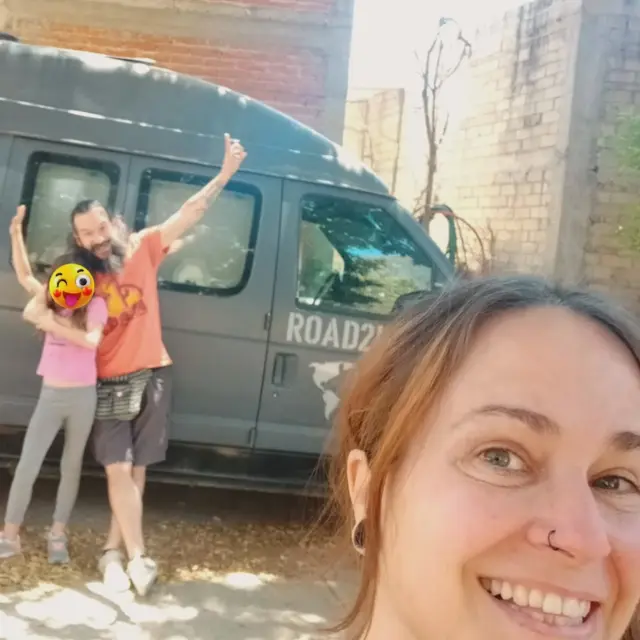 Y si tu hogar no tuviera una dirección, sino infinitos destinos? 🚐✨

Con el corazón encogido y a la vez lleno de una gratitud inmensa, anunciamos que nuestra querida Florinda busca una nueva alma viajera.

Esta furgoneta no es un vehículo. Es el arca que nos salvó del diluvio de la rutina. Durante casi 2 años  fue nuestro nido, nuestra fortaleza, nuestra máquina de sueños. 

Nos regaló amaneceres en playas desiertas y noches bajo mantos de estrellas que jamás olvidaremos.

La vida nos pide ahora echar raíces de otra forma y sentimos que es el momento de pasar la antorcha. 🔥

El año pasado nos reencontramos con ella y la dejamos lista. Preparada para vibrar con nuevas aventuras y ser el portal a la nueva vida de alguien.

Quizás la tuya.

Se encuentra en Oaxaca, México, y se entrega con todo el amor y el equipamiento para que empieces tu viaje MAÑANA. 
Precio: 13.000$ / 11.500€
Valor: Incalculable

➡️ La Florinda está eligiendo a su próxima compañera de viaje. ¿Sientes que eres tú? 

Te dejamos un link en la BIO con toda la información.

No es una venta, es un traspaso de magia.

#LaFlorinda #Vanlife #FurgonetaCamper #CasaRodante #VidaNomada #EnVenta #CamperEnVenta #Oaxaca #MexicoEnFurgo #FordEconoline #HogarSobreRuedas #VivirEnFurgo #LaAventuraTeLlama